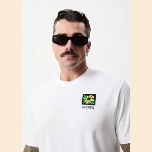 Beautiful Weeds - Hemp Retro Graphic T-Shirt - White - XS